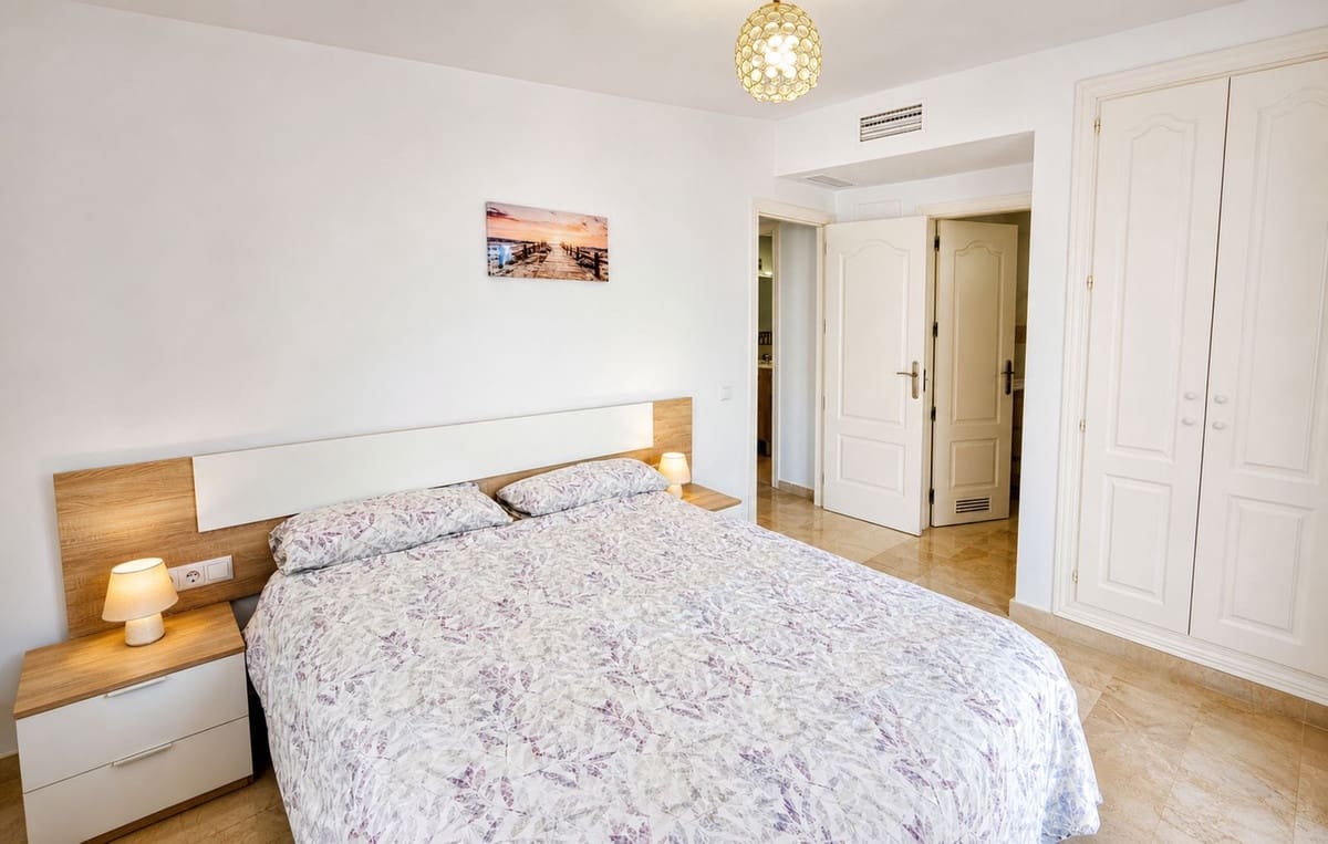 2 makuuhuone Huoneisto myytävänä paikassa La Duquesa / Puerto de la Duquesa mukana uima-altaan - 260 000 € (Ref: 9973016)