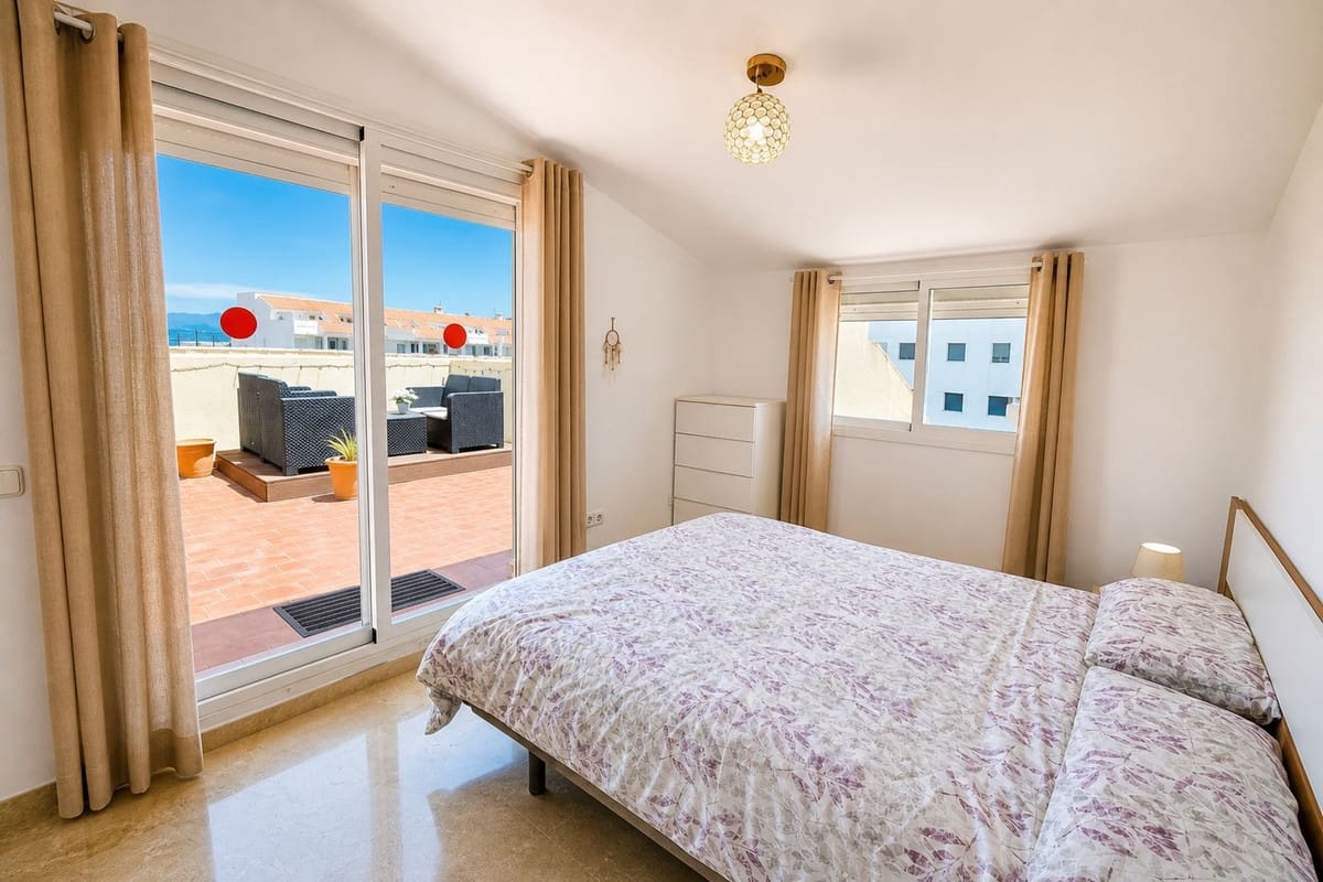 2 makuuhuone Huoneisto myytävänä paikassa La Duquesa / Puerto de la Duquesa mukana uima-altaan - 260 000 € (Ref: 9973016)