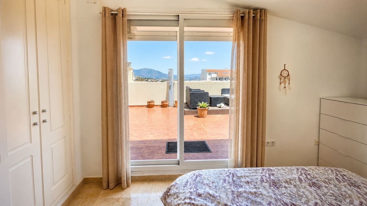 2 makuuhuone Huoneisto myytävänä paikassa La Duquesa / Puerto de la Duquesa mukana uima-altaan - 260 000 € (Ref: 9973016)