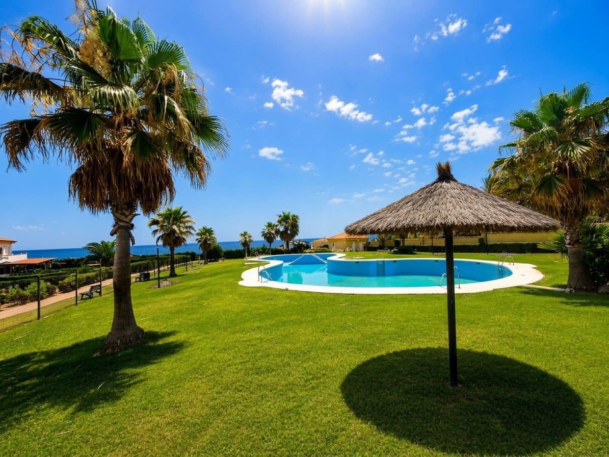 4 bedroom Villa for sale in La Duquesa / Puerto de la Duquesa with pool garage - € 439,000 (Ref: 9975021)