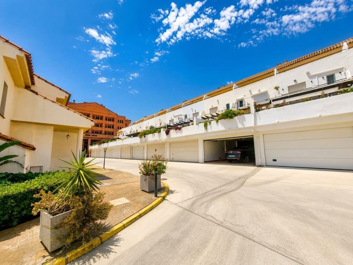 4 bedroom Villa for sale in La Duquesa / Puerto de la Duquesa with pool garage - € 439,000 (Ref: 9975021)