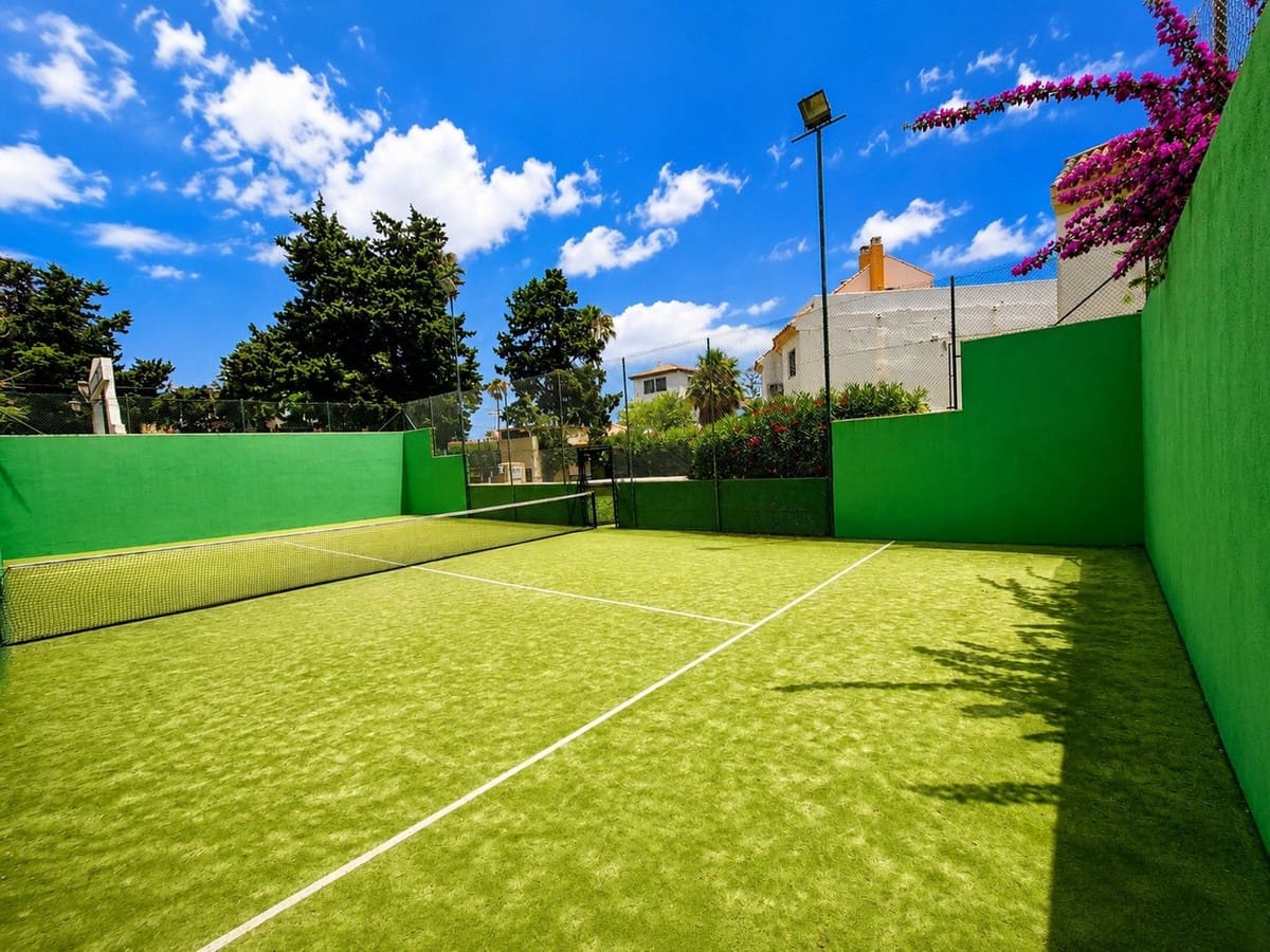 4 bedroom Villa for sale in La Duquesa / Puerto de la Duquesa with pool garage - € 439,000 (Ref: 9975021)