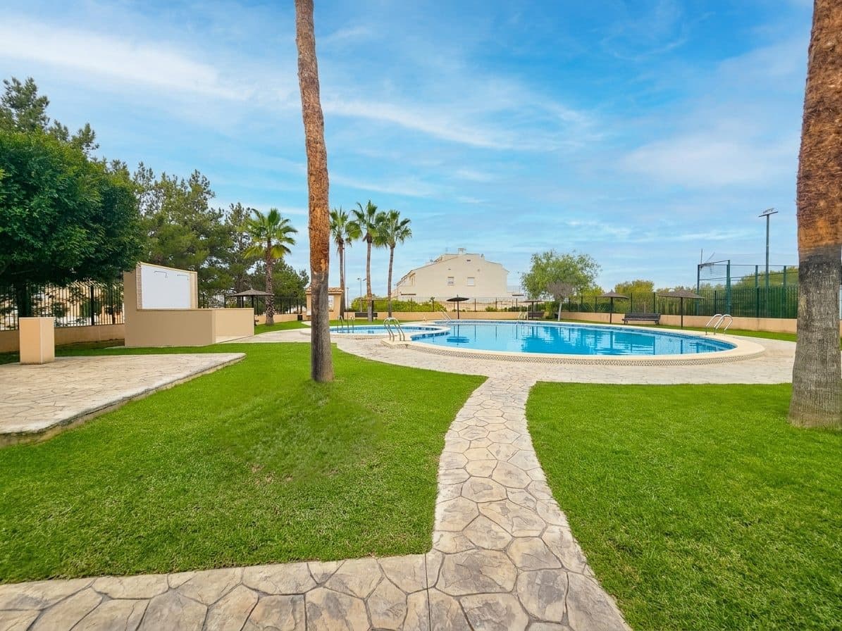 6 bedroom Villa for sale in Torrevieja with pool garage - € 280,000 (Ref: 9975022)
