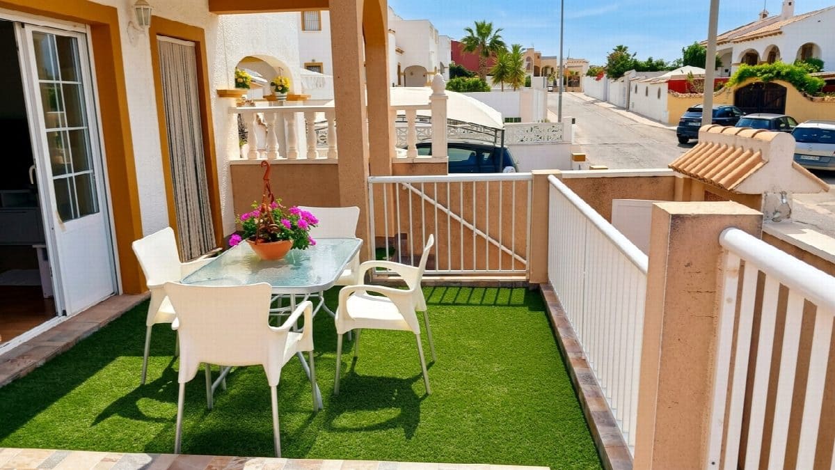 6 bedroom Villa for sale in Torrevieja with pool garage - € 280,000 (Ref: 9975022)