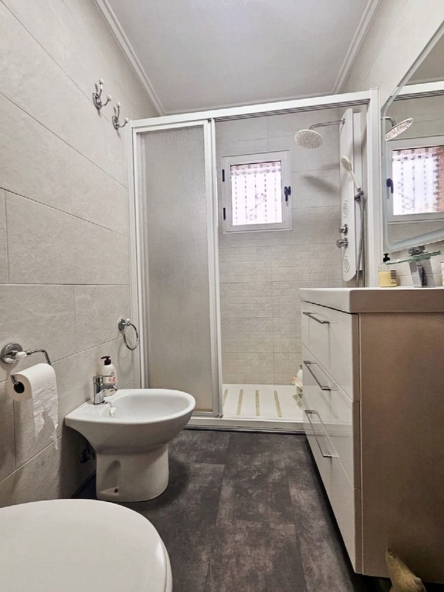 6 bedroom Villa for sale in Torrevieja with pool garage - € 280,000 (Ref: 9975022)