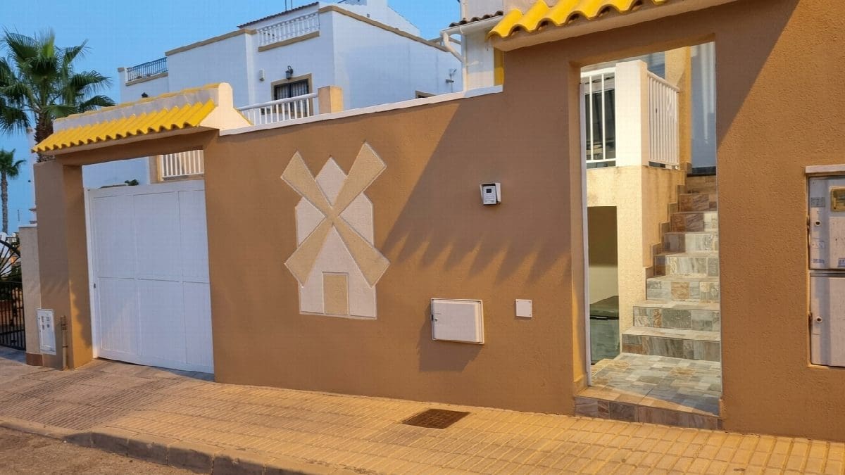 6 bedroom Villa for sale in Torrevieja with pool garage - € 280,000 (Ref: 9975022)