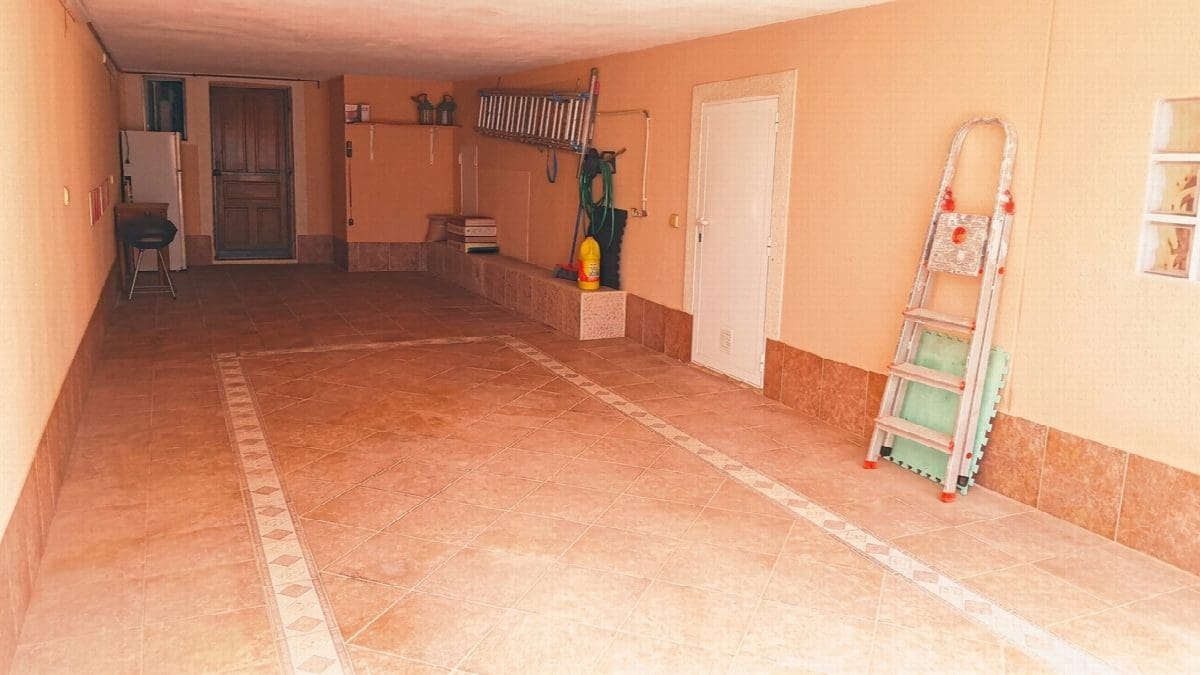 6 bedroom Villa for sale in Torrevieja with pool garage - € 280,000 (Ref: 9975022)