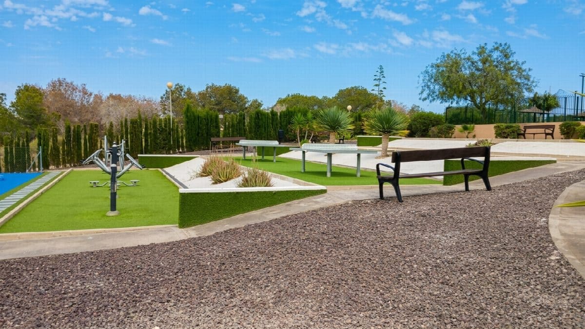 6 bedroom Villa for sale in Torrevieja with pool garage - € 280,000 (Ref: 9975022)