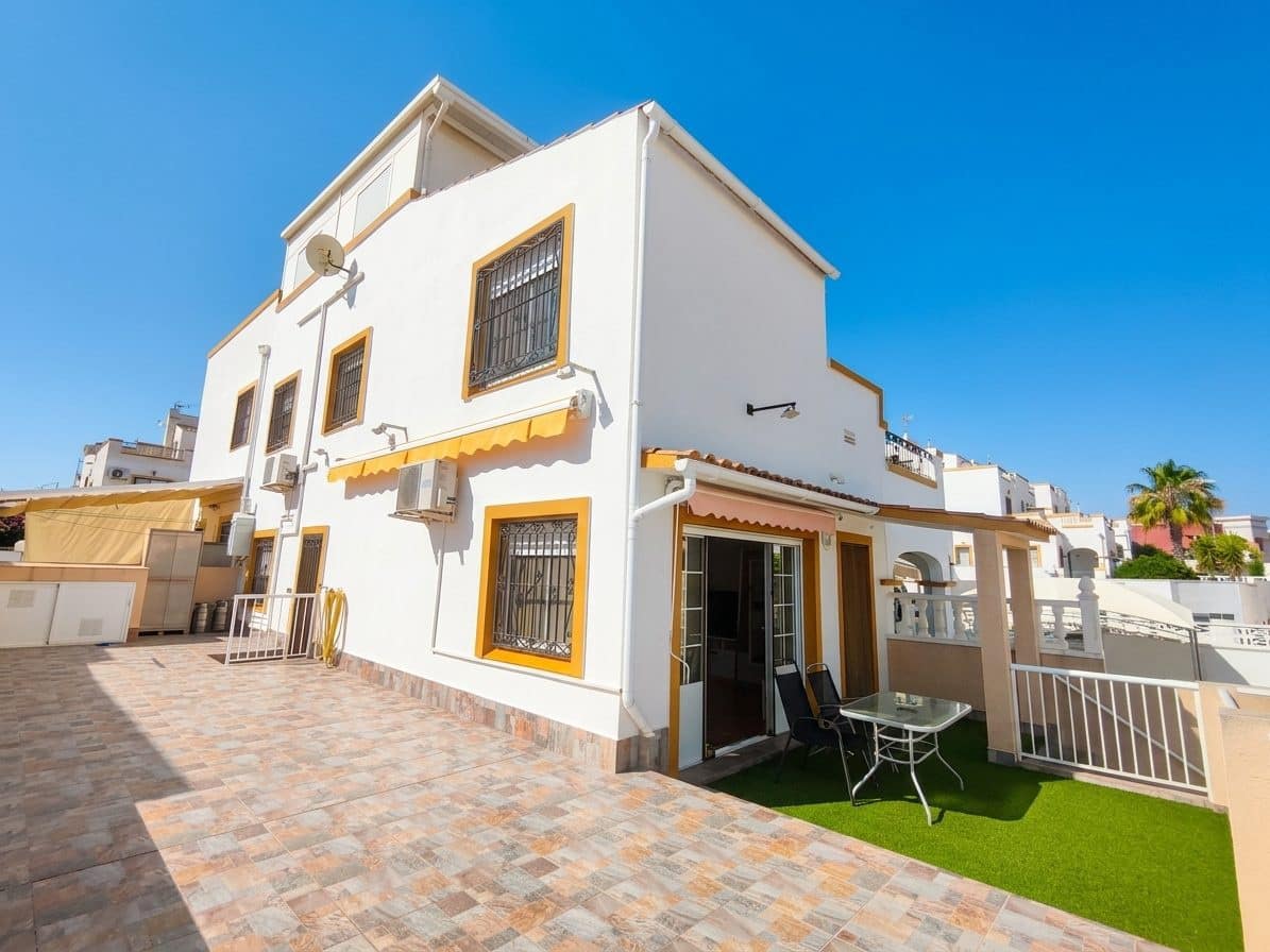 6 bedroom Villa for sale in Torrevieja with pool garage - € 280,000 (Ref: 9975022)