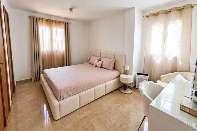 6 soveværelse Villa til salg i Manilva Pueblo, Manilva med swimmingpool - € 550.000 (Ref: 9976997)