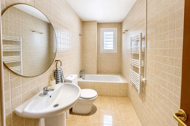 6 soveværelse Villa til salg i Manilva Pueblo, Manilva med swimmingpool - € 550.000 (Ref: 9976997)