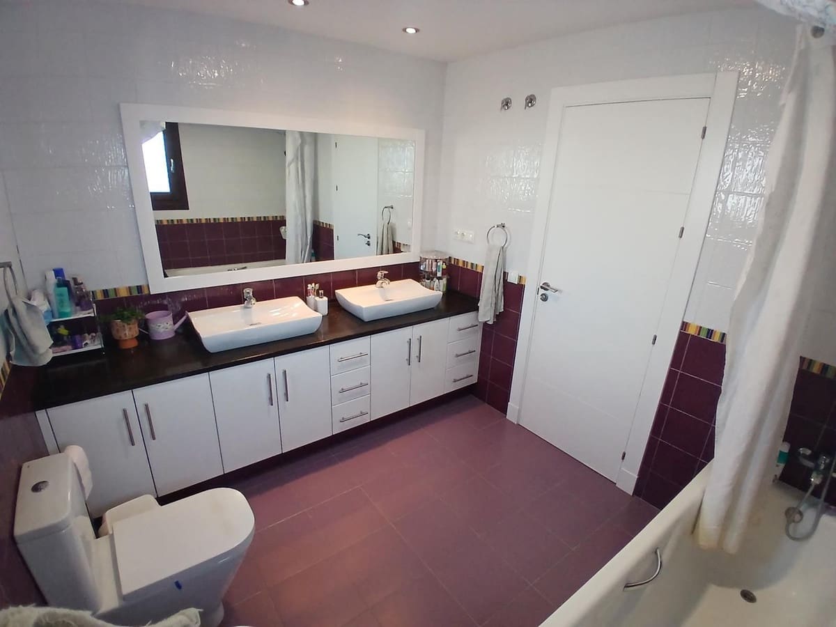 4 bedroom Villa for sale in Fuengirola with garage - € 745,000 (Ref: 9984611)