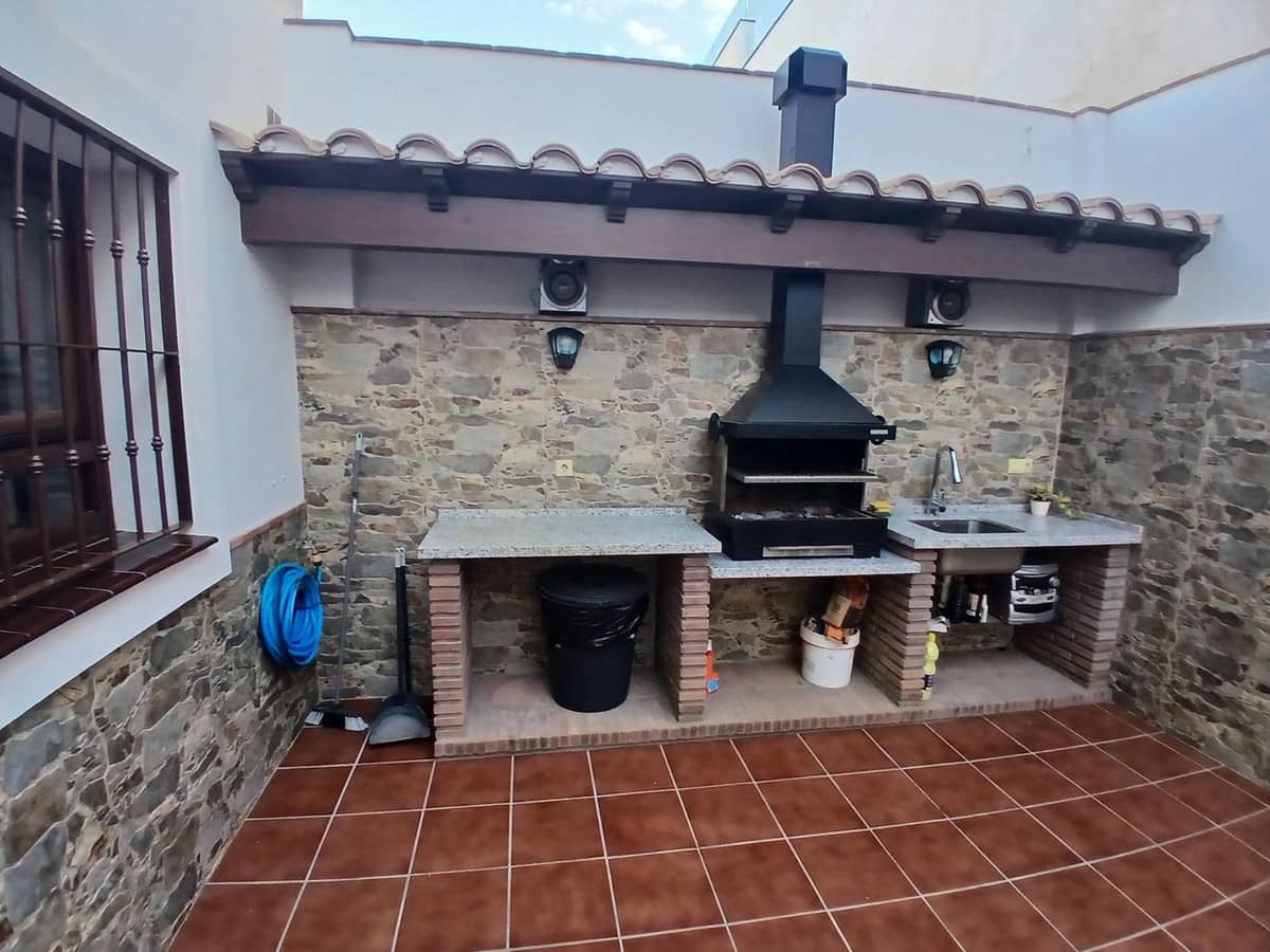 4 bedroom Villa for sale in Fuengirola with garage - € 745,000 (Ref: 9984611)