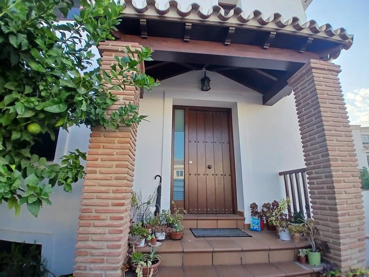 4 bedroom Villa for sale in Fuengirola with garage - € 745,000 (Ref: 9984611)