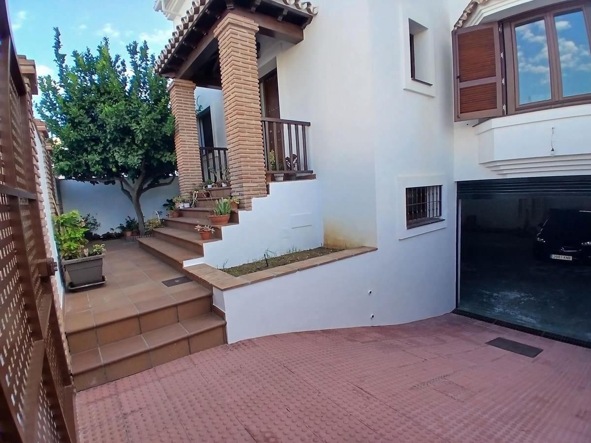4 bedroom Villa for sale in Fuengirola with garage - € 745,000 (Ref: 9984611)