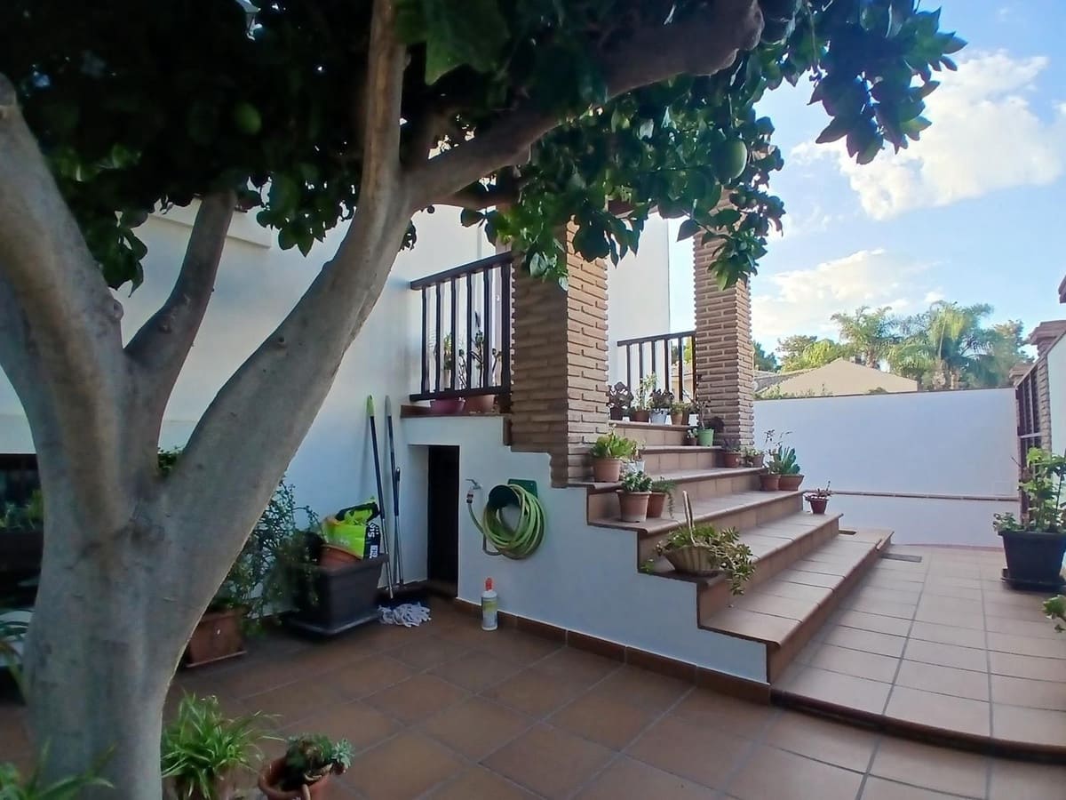 4 bedroom Villa for sale in Fuengirola with garage - € 745,000 (Ref: 9984611)