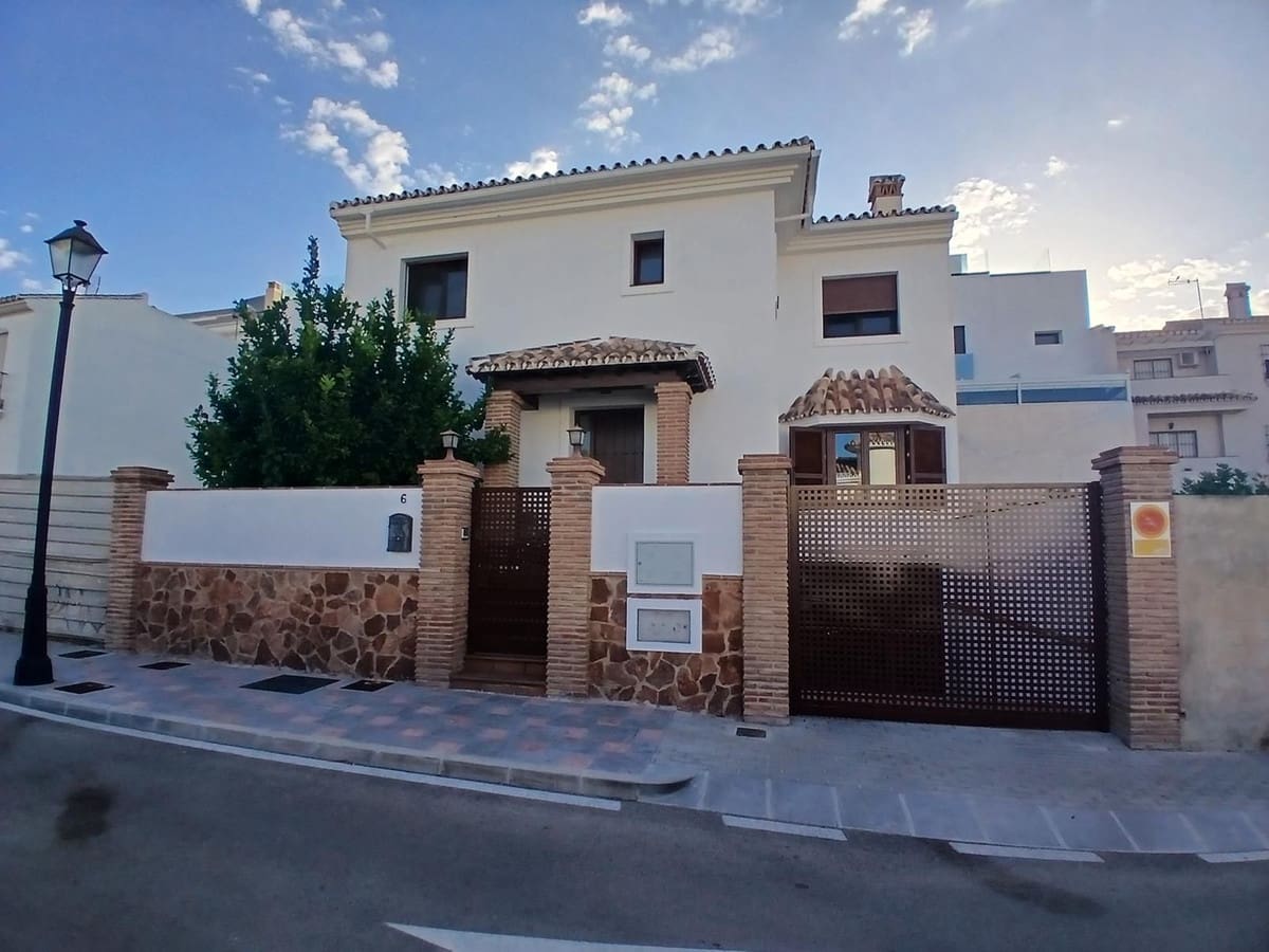 4 bedroom Villa for sale in Fuengirola with garage - € 745,000 (Ref: 9984611)