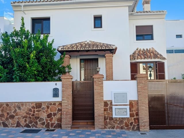 4 sovrum Villa till salu i Zona Puerto Deportivo, Fuengirola - 745 000 € (Ref: 9984611)
