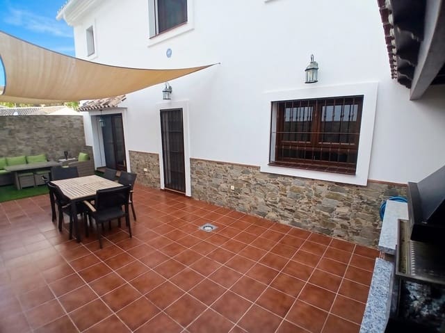 4 sovrum Villa till salu i Zona Puerto Deportivo, Fuengirola - 745 000 € (Ref: 9984611)