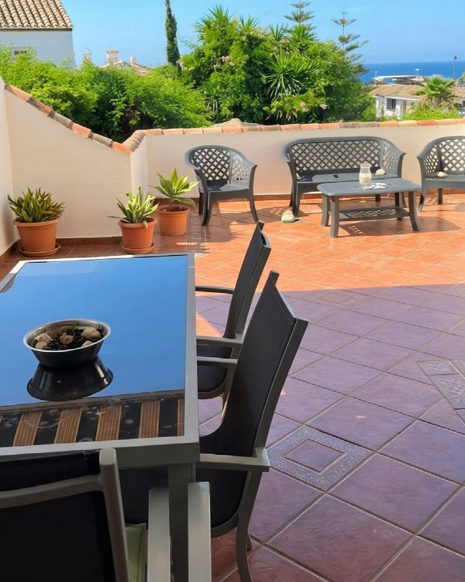 2 bedroom Apartment for sale in Mijas Costa with pool - € 425,000 (Ref: 9993928)