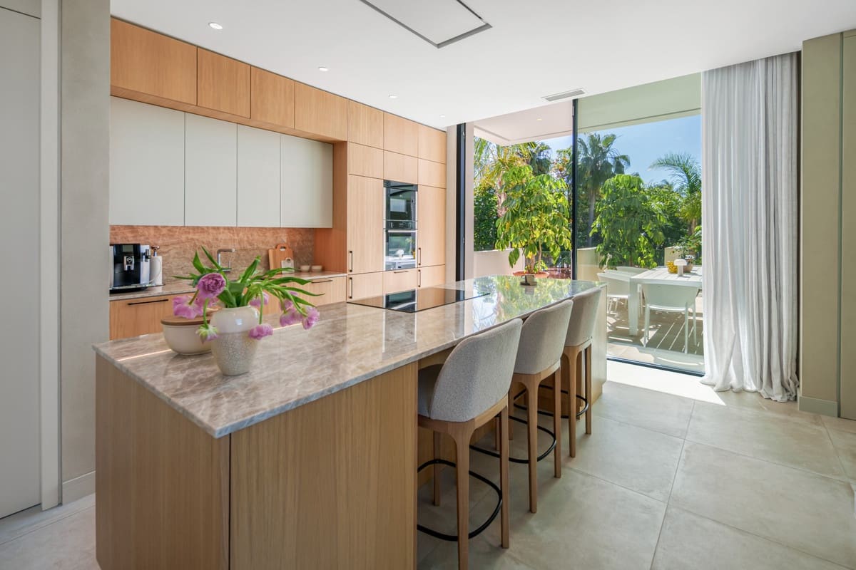 4 slaapkamer Villa te koop in El Paraiso met zwembad - € 2.750.000 (Ref: 9993929)