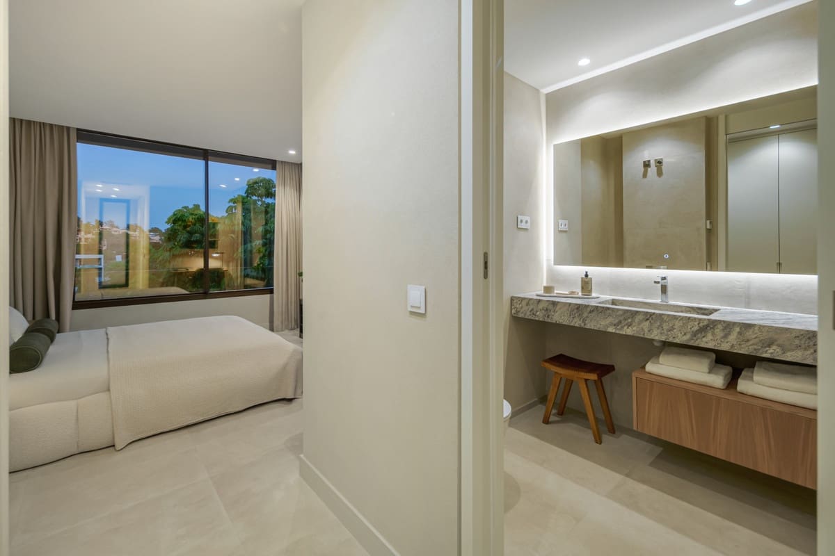 4 slaapkamer Villa te koop in El Paraiso met zwembad - € 2.750.000 (Ref: 9993929)