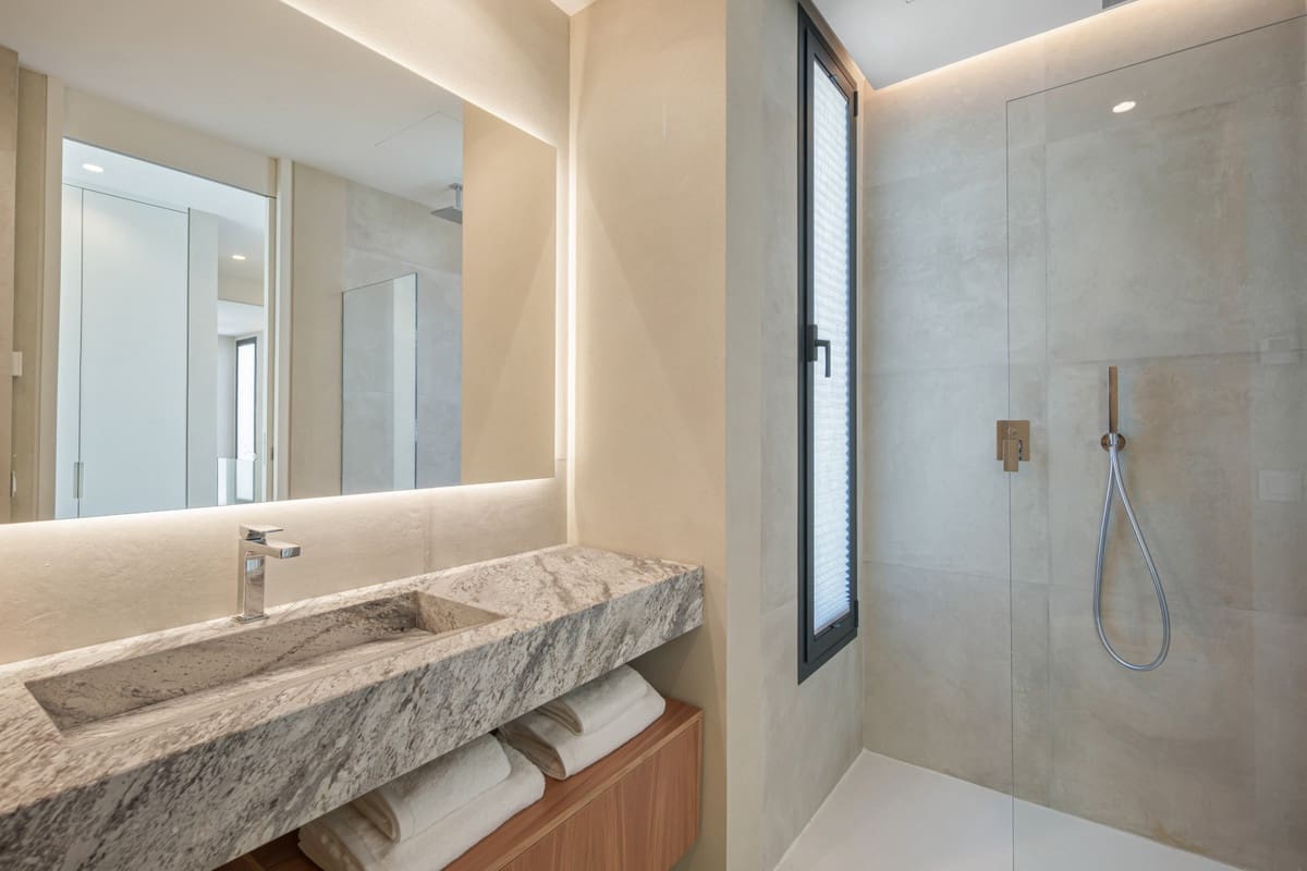 4 slaapkamer Villa te koop in El Paraiso met zwembad - € 2.750.000 (Ref: 9993929)