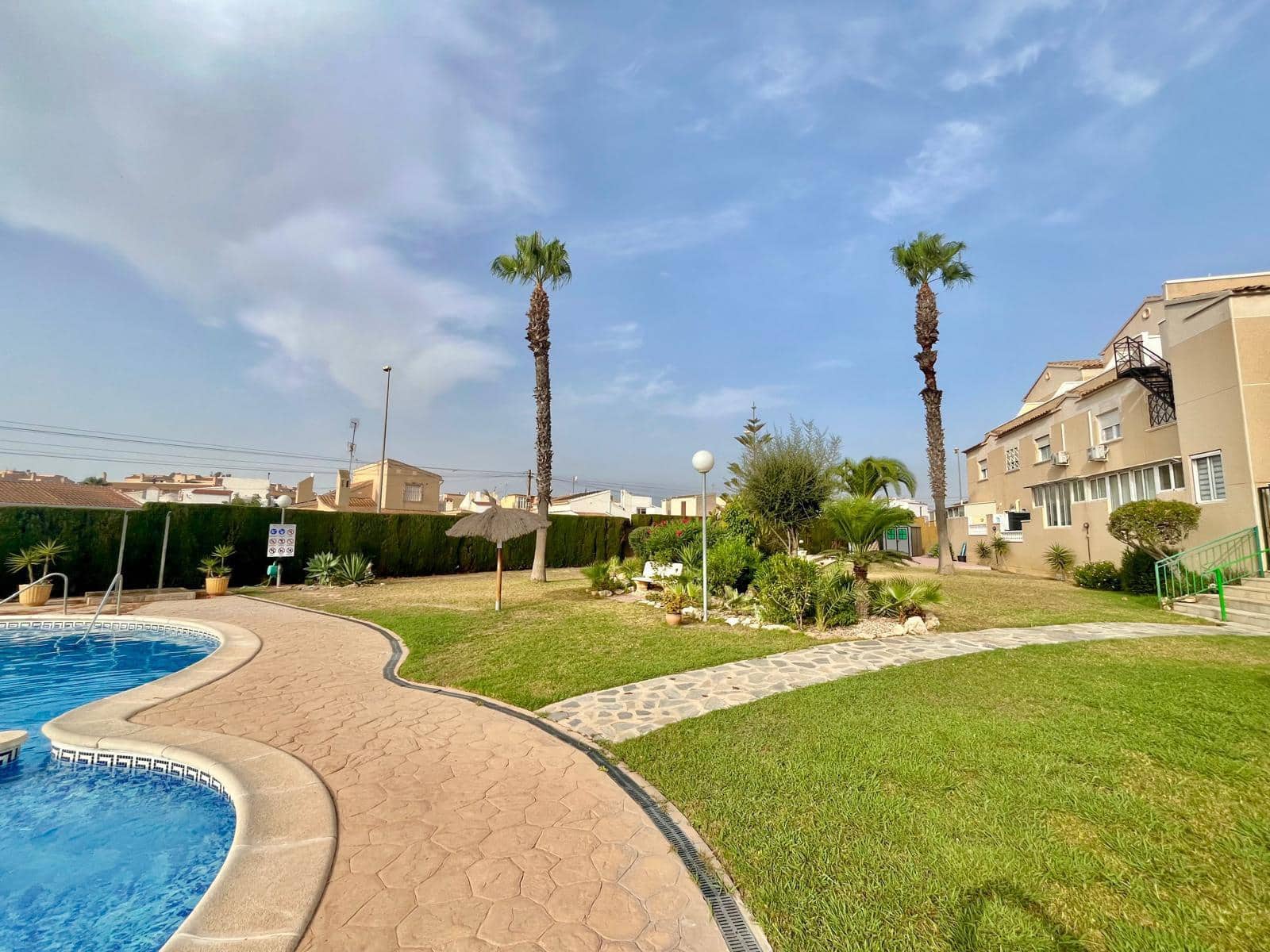 Bungalow de 2 habitaciones en Orihuela Costa en venta con piscina - 145.000 € (Ref: 9993936)