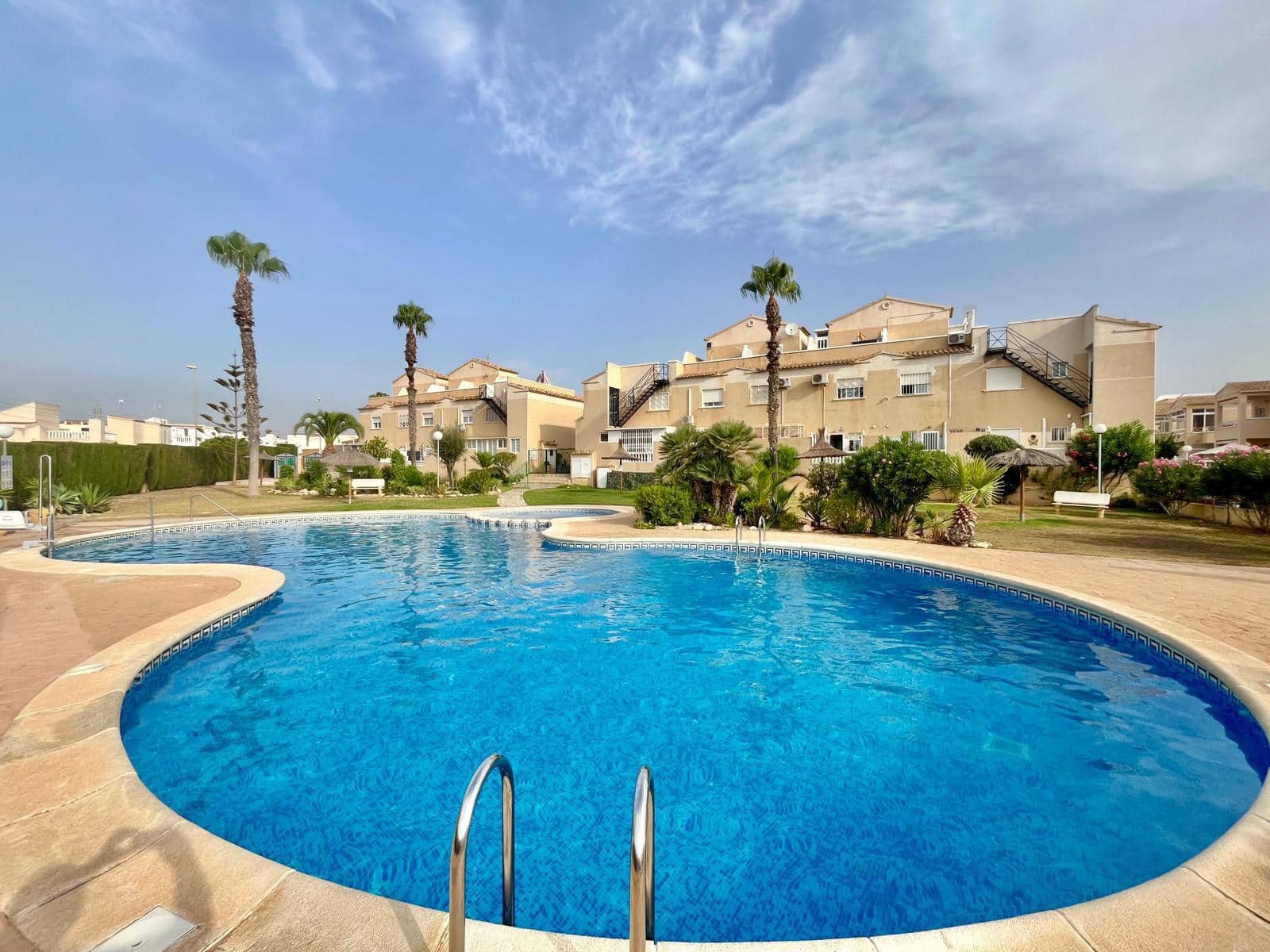 Bungalow de 2 habitaciones en Orihuela Costa en venta con piscina - 145.000 € (Ref: 9993936)