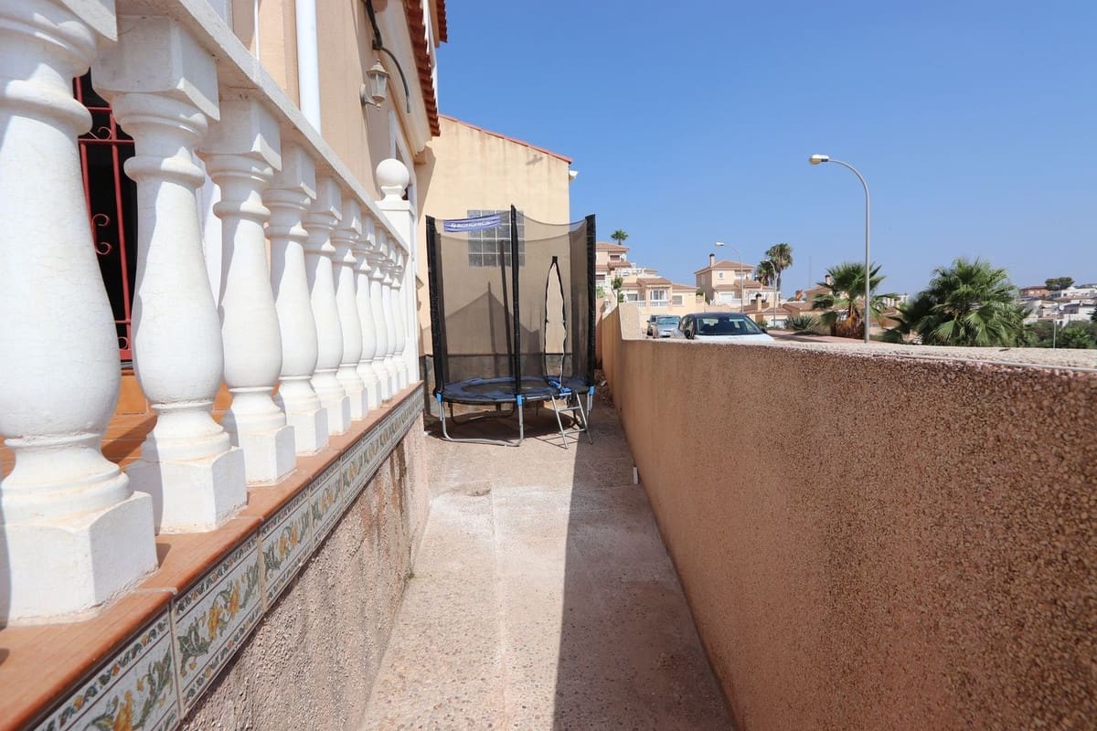 2 bedroom Villa for sale in Villamartin with pool garage - € 220,000 (Ref: 9993965)