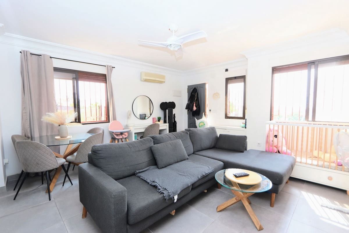 2 bedroom Villa for sale in Villamartin with pool garage - € 220,000 (Ref: 9993965)
