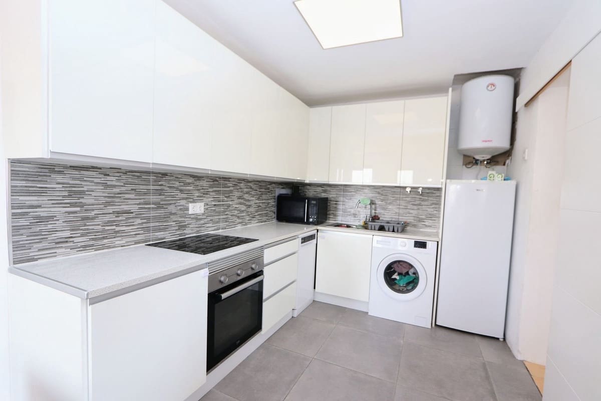 2 bedroom Villa for sale in Villamartin with pool garage - € 220,000 (Ref: 9993965)