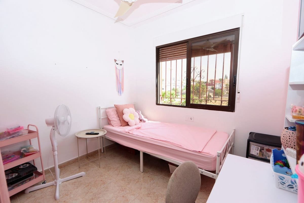 2 bedroom Villa for sale in Villamartin with pool garage - € 220,000 (Ref: 9993965)