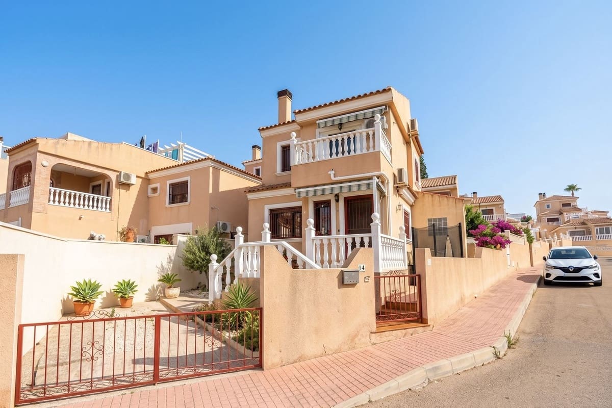 2 bedroom Villa for sale in Villamartin with pool garage - € 220,000 (Ref: 9993965)