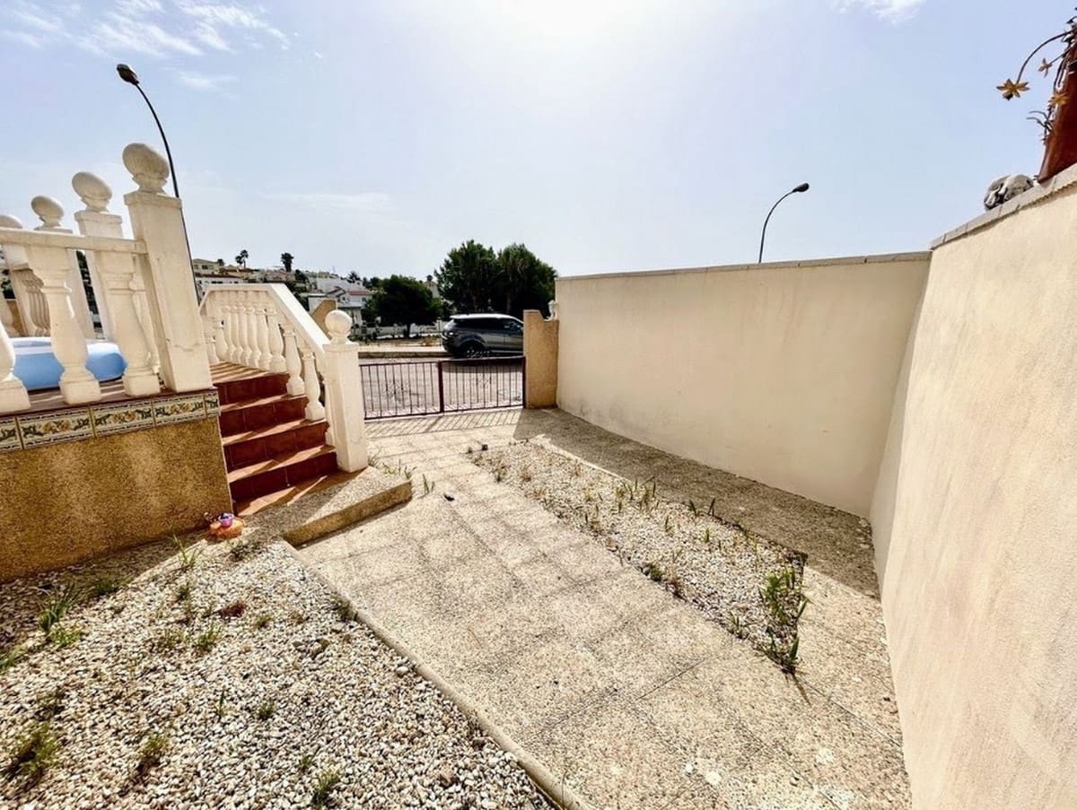 2 bedroom Villa for sale in Villamartin with pool garage - € 220,000 (Ref: 9993965)