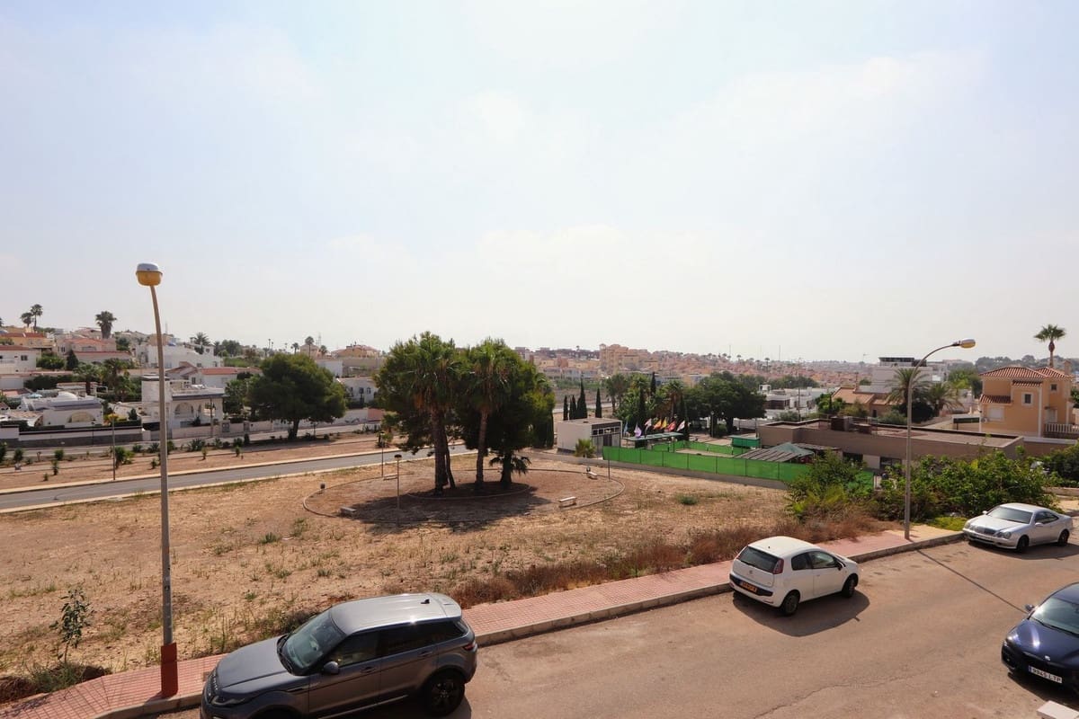 2 bedroom Villa for sale in Villamartin with pool garage - € 220,000 (Ref: 9993965)