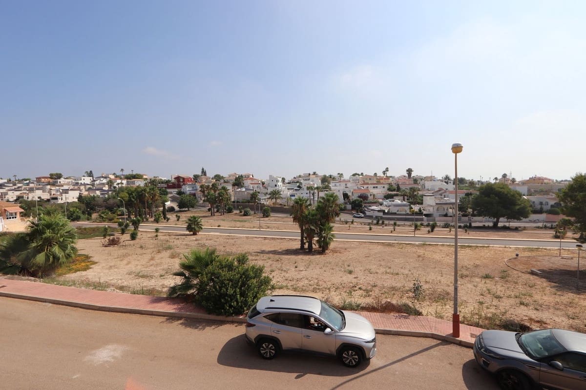 2 bedroom Villa for sale in Villamartin with pool garage - € 220,000 (Ref: 9993965)