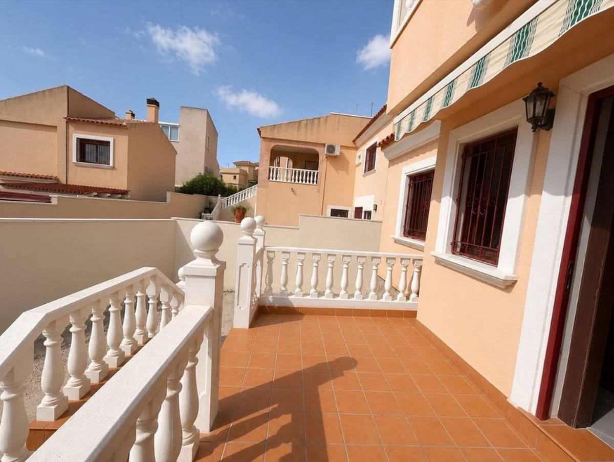 2 bedroom Villa for sale in Villamartin with pool garage - € 220,000 (Ref: 9993965)