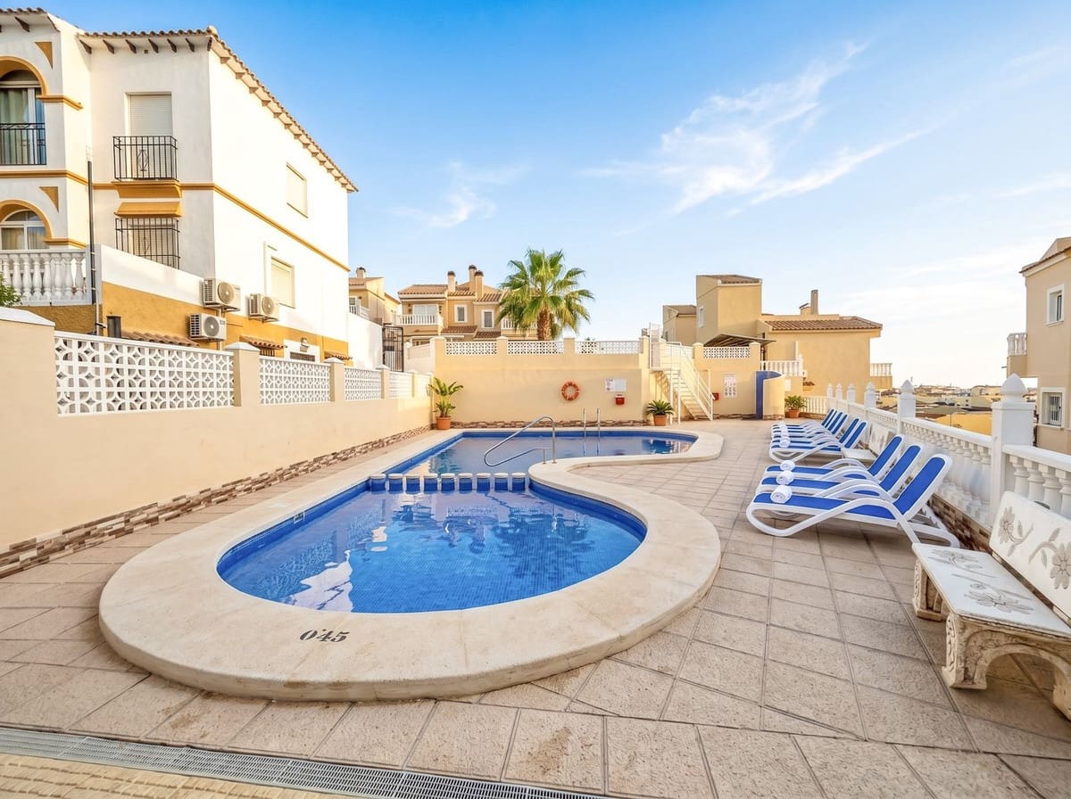 2 bedroom Villa for sale in Villamartin with pool garage - € 220,000 (Ref: 9993965)