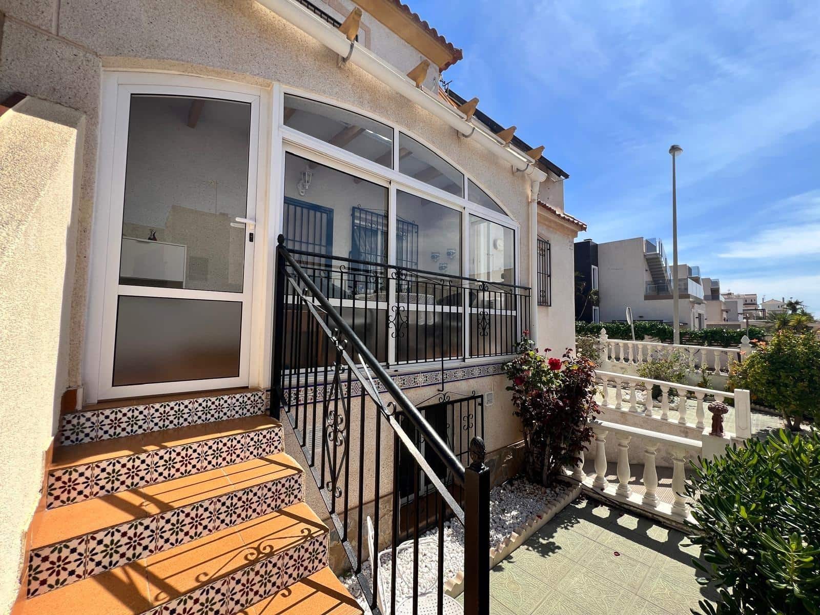 3 makuuhuone Rivitalo myytävänä paikassa Torrevieja mukana uima-altaan - 315 000 € (Ref: 9993966)