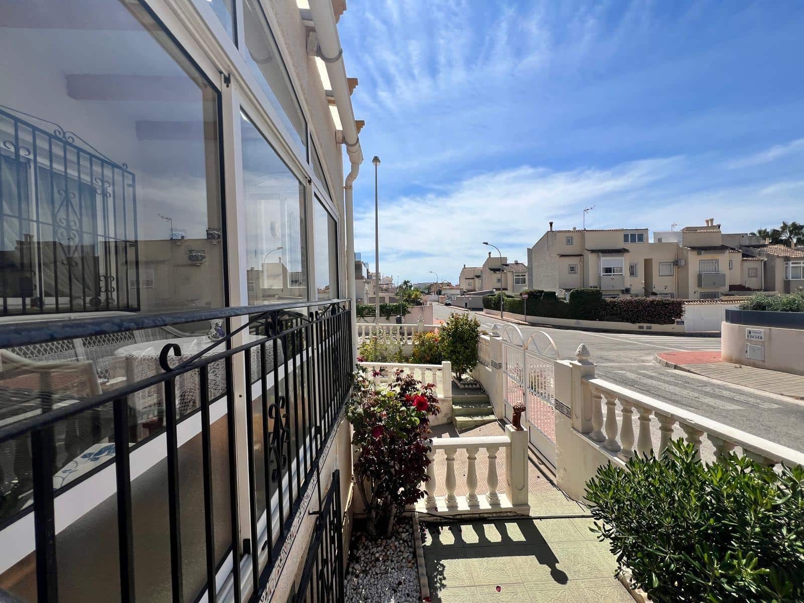 3 makuuhuone Rivitalo myytävänä paikassa Torrevieja mukana uima-altaan - 315 000 € (Ref: 9993966)