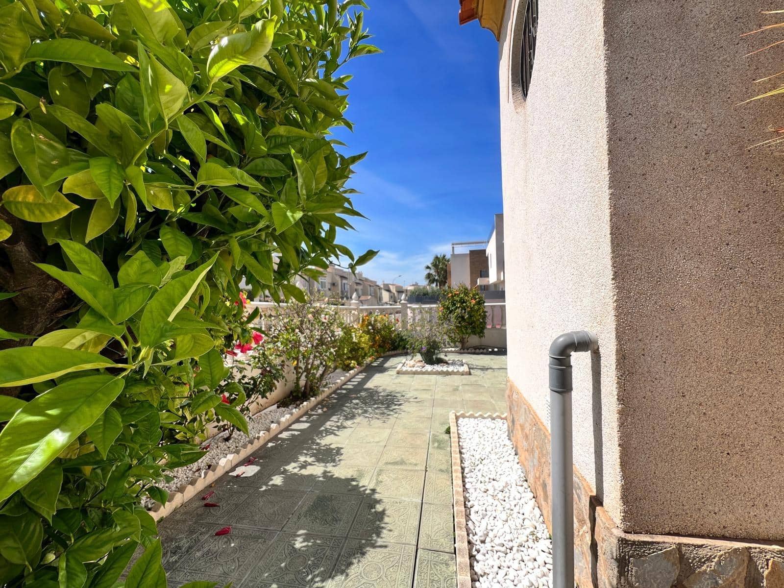 3 makuuhuone Rivitalo myytävänä paikassa Torrevieja mukana uima-altaan - 315 000 € (Ref: 9993966)
