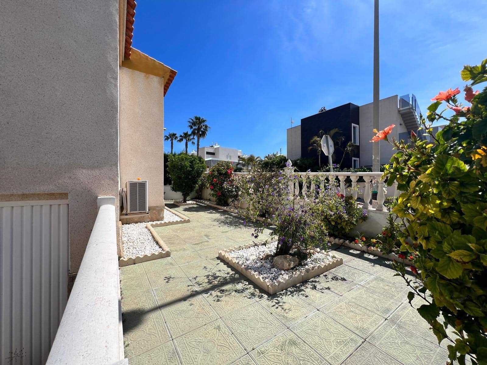 3 makuuhuone Rivitalo myytävänä paikassa Torrevieja mukana uima-altaan - 315 000 € (Ref: 9993966)