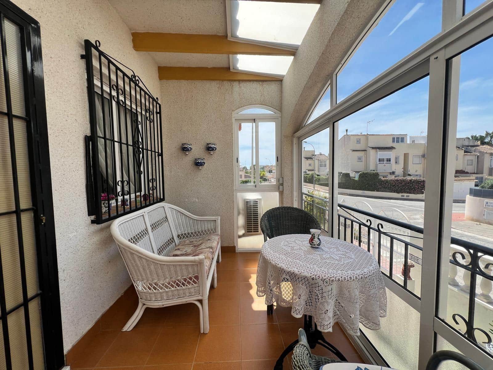 3 makuuhuone Rivitalo myytävänä paikassa Torrevieja mukana uima-altaan - 315 000 € (Ref: 9993966)
