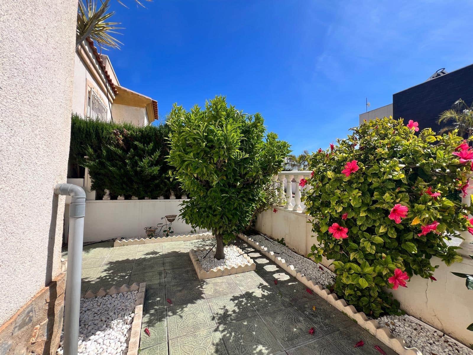 3 makuuhuone Rivitalo myytävänä paikassa Torrevieja mukana uima-altaan - 315 000 € (Ref: 9993966)