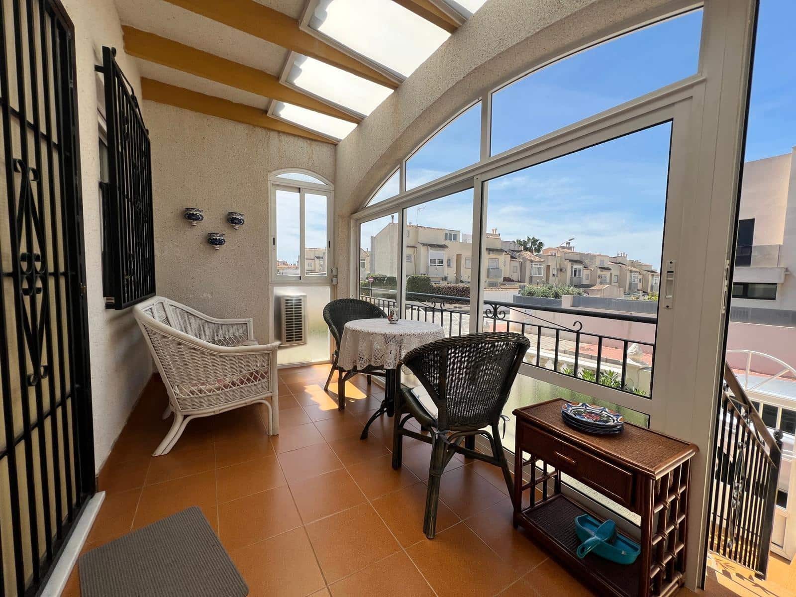 3 makuuhuone Rivitalo myytävänä paikassa Torrevieja mukana uima-altaan - 315 000 € (Ref: 9993966)
