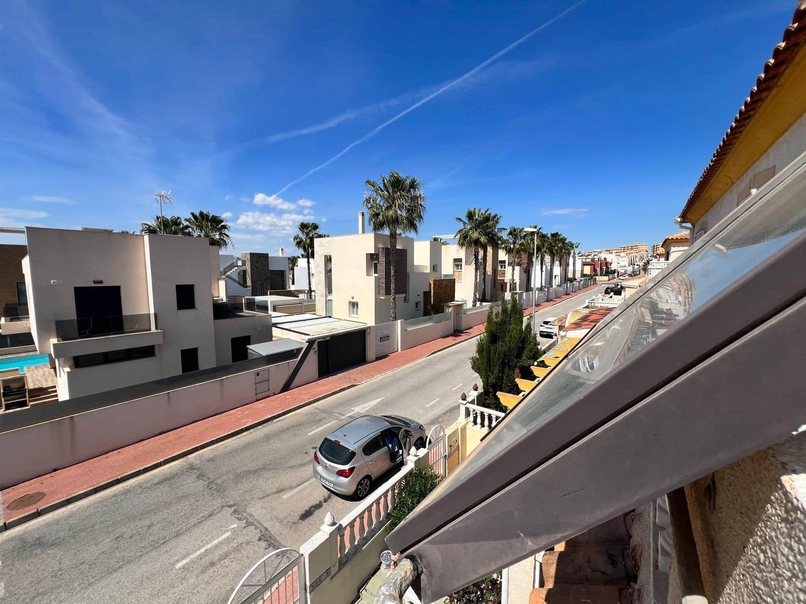 3 makuuhuone Rivitalo myytävänä paikassa Torrevieja mukana uima-altaan - 315 000 € (Ref: 9993966)