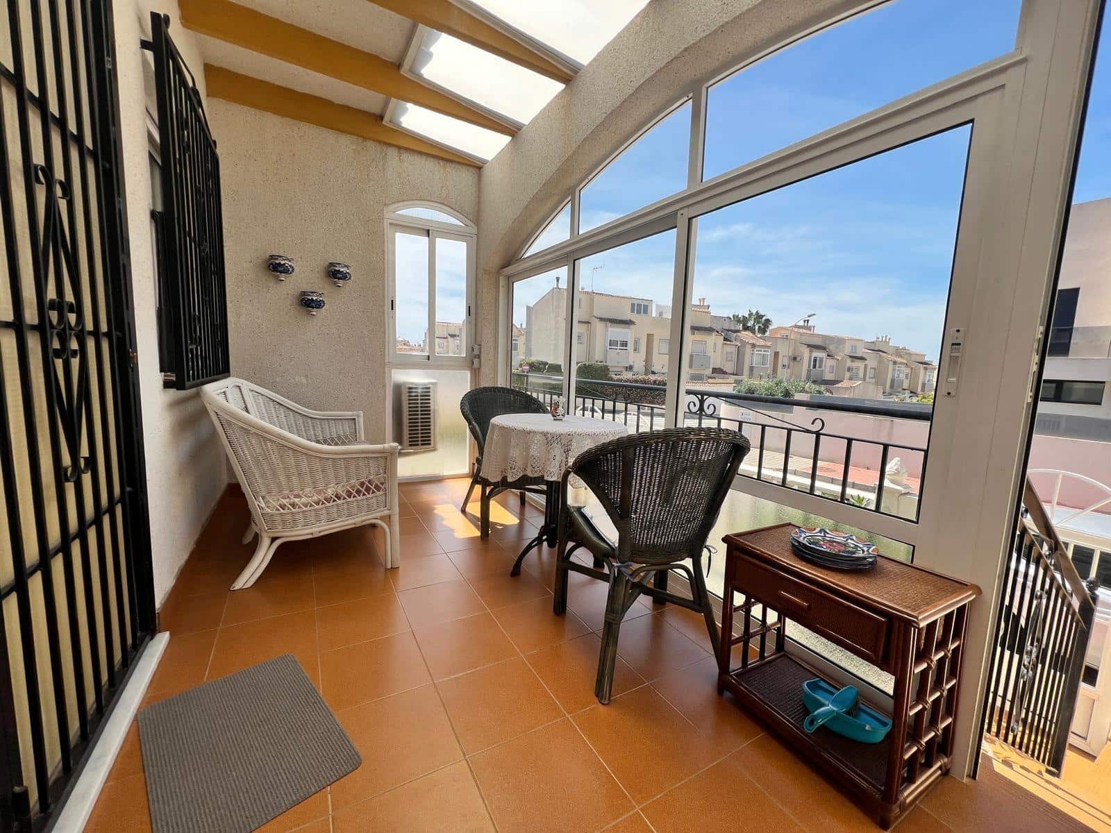3 makuuhuone Rivitalo myytävänä paikassa Torrevieja mukana uima-altaan - 315 000 € (Ref: 9993966)