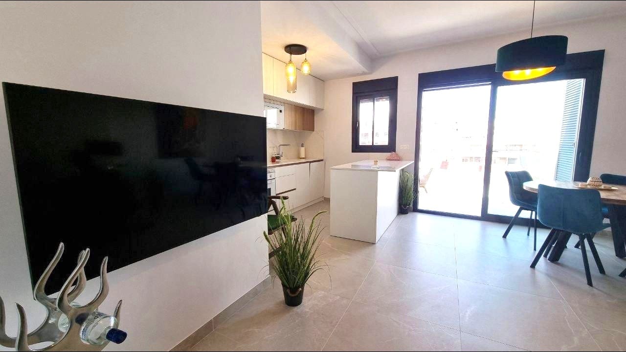 2 slaapkamer Penthouse te koop in Torrevieja met zwembad - € 341.000 (Ref: 9994852)