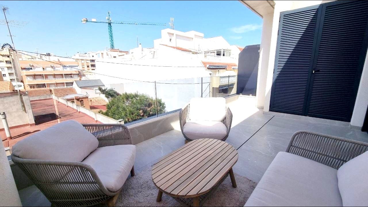 2 slaapkamer Penthouse te koop in Torrevieja met zwembad - € 341.000 (Ref: 9994852)